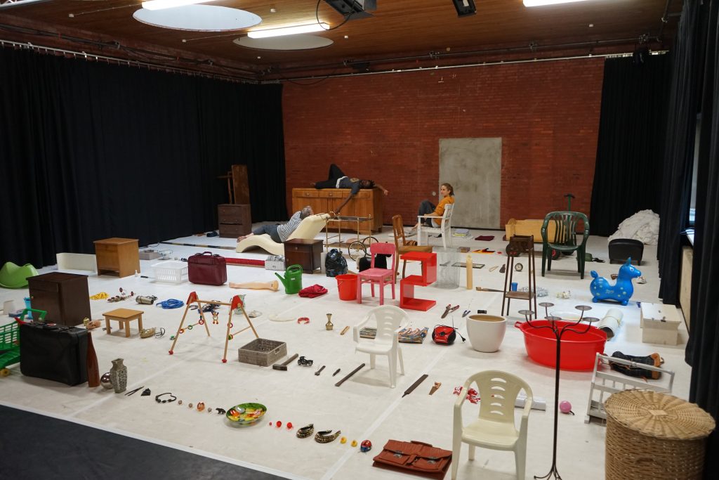 Menschen Dinge – Performance von Silvia Jedrusiak