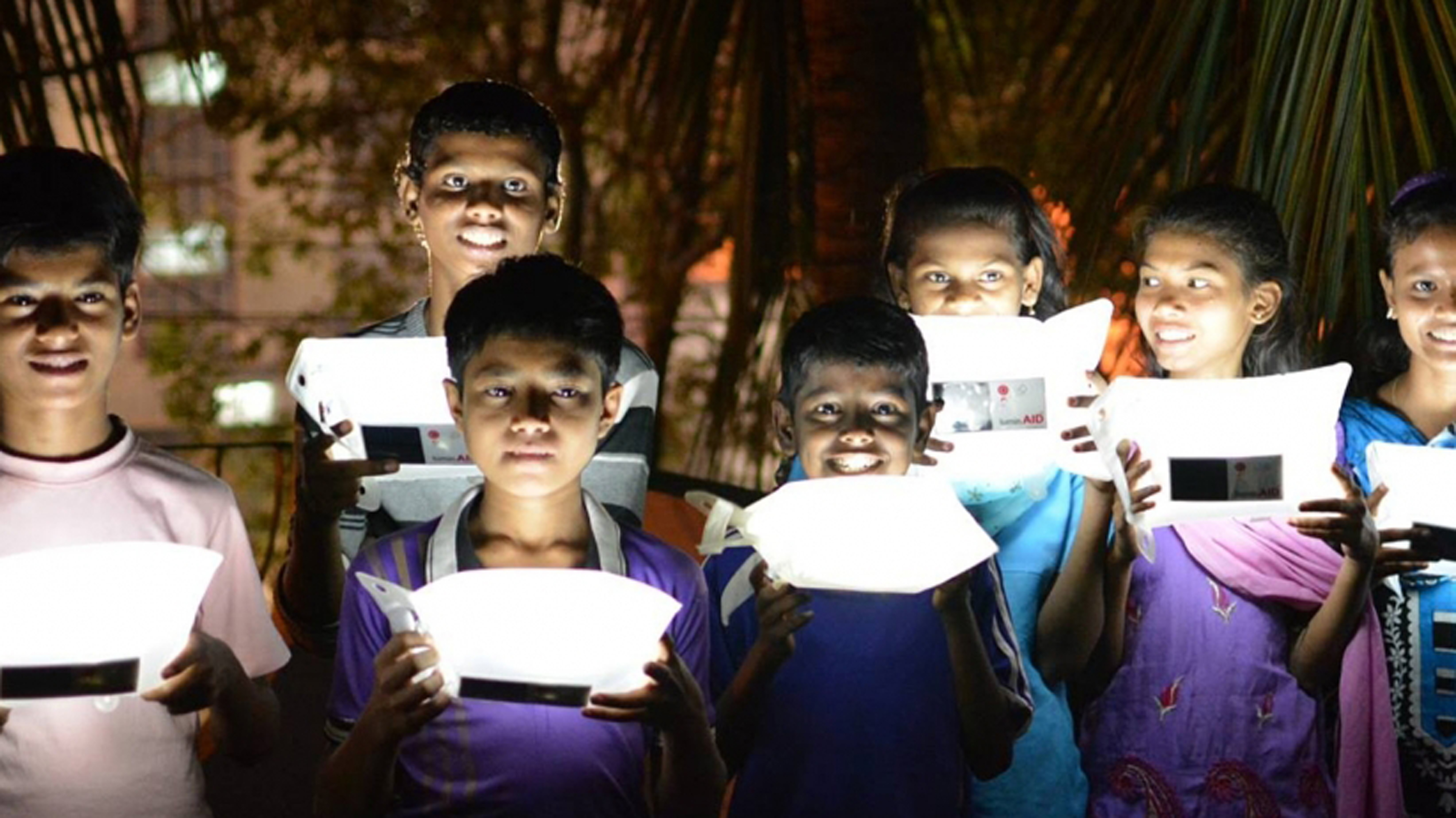 Nicht, dass wir ständig auf Expedition wären und/oder im Dunkeln stünden…….. Tolle Idee – es werde Licht!